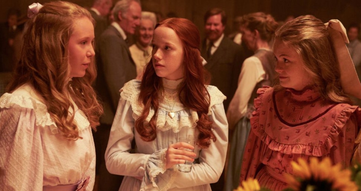 Atriz de 'Anne with an E' retira os dois seios aos 19 anos