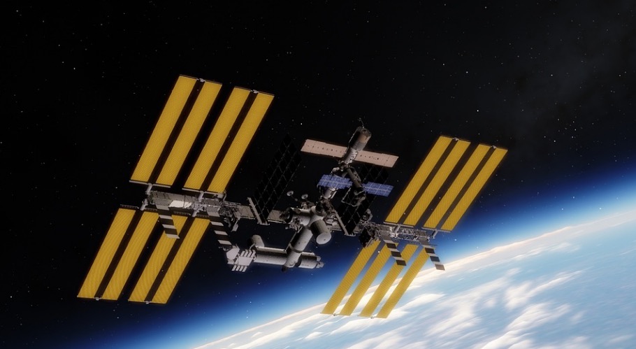 Astronautas são colocados em risco após Rússia disparar míssil antissatélites