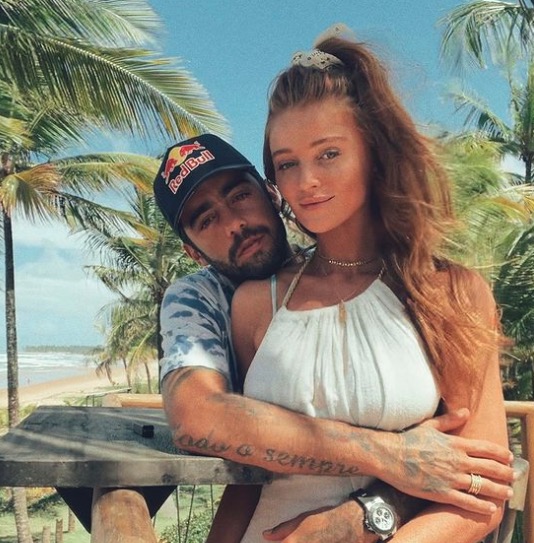 Pedro Scooby compartilha foto de Cintia Dicker nua