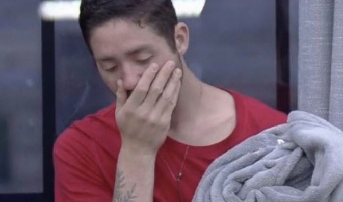 Rico encontra jaqueta rasgada por Dayane e fica em choque; Vídeo