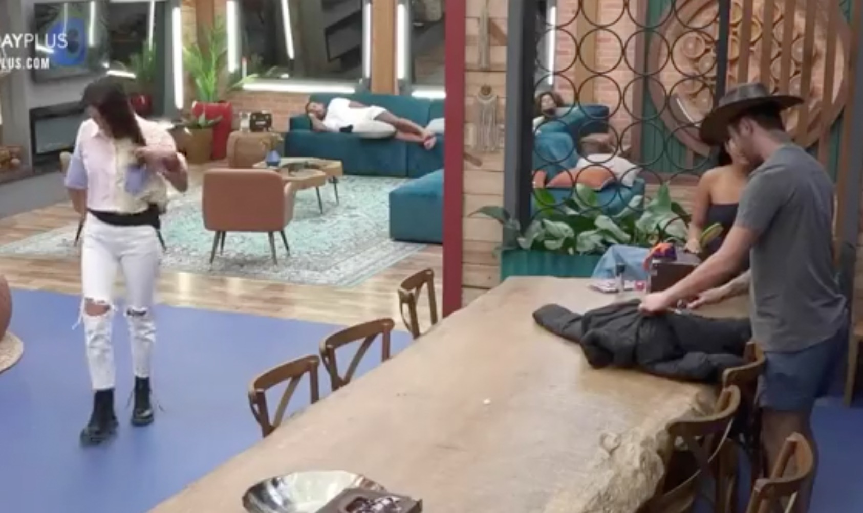 Na frente de Dayane, Rico questiona jaqueta rasgada: 'cortaram com uma faca'