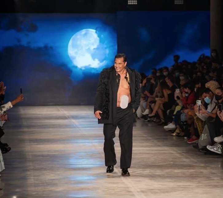 SPFW: Luciano Szafir desfila com bolsa de colostomia após sobreviver à Covid