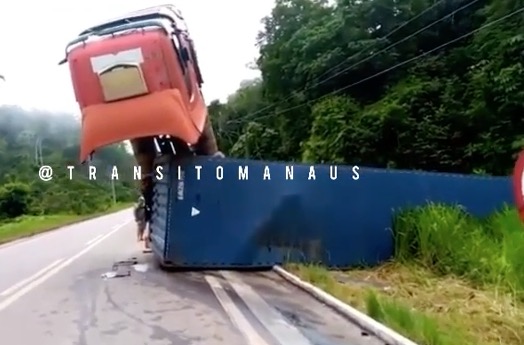 Carreta tomba e cabine fica suspensa na BR-174 no Amazonas; Veja vídeo
