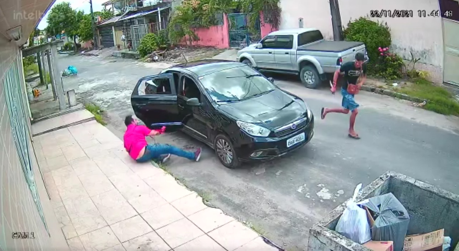Vídeo mostra advogado tentando escapar da morte ao ser esfaqueado em Manaus