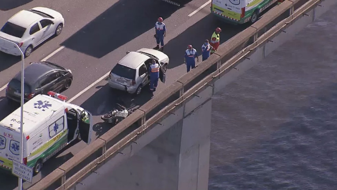 Motociclista morre ao cair da Ponte Rio-Niterói após acidente com carro 