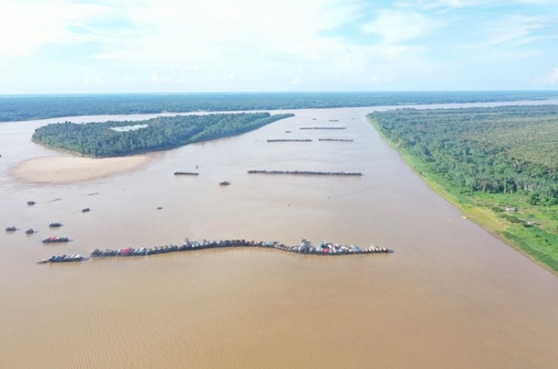 PF se pronuncia sobre 300 balsas de garimpo ilegal atracadas em rio no Amazonas