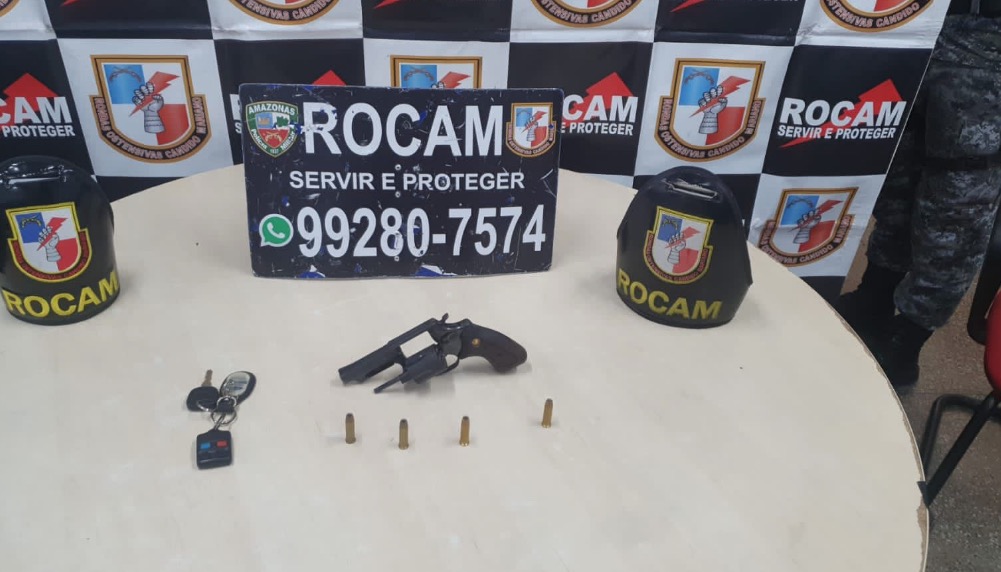 Dupla é presa 'passeando' de carro com revólver carregado em Manaus