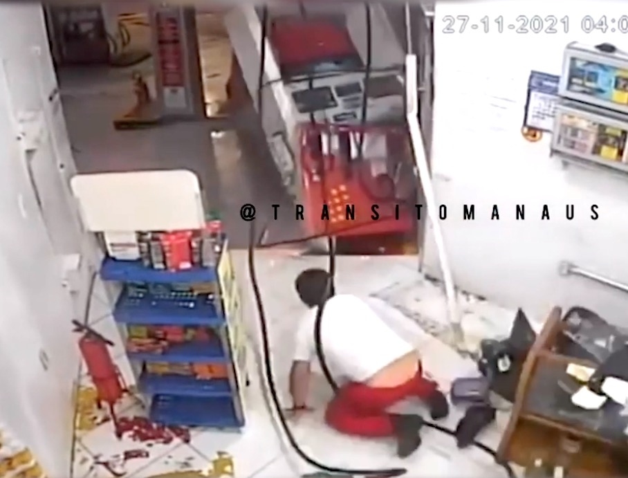 Frentista é arremessado após carro invadir posto de gasolina em Manaus; vídeo
