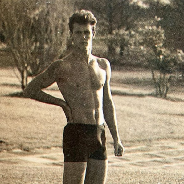 Supla resgata foto de sunga e 'detalhe' chama atenção dos internautas