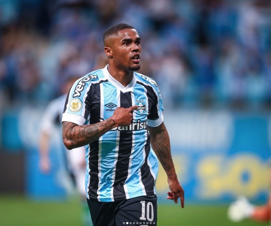 Grêmio não libera Douglas Costa para própria festa de casamento