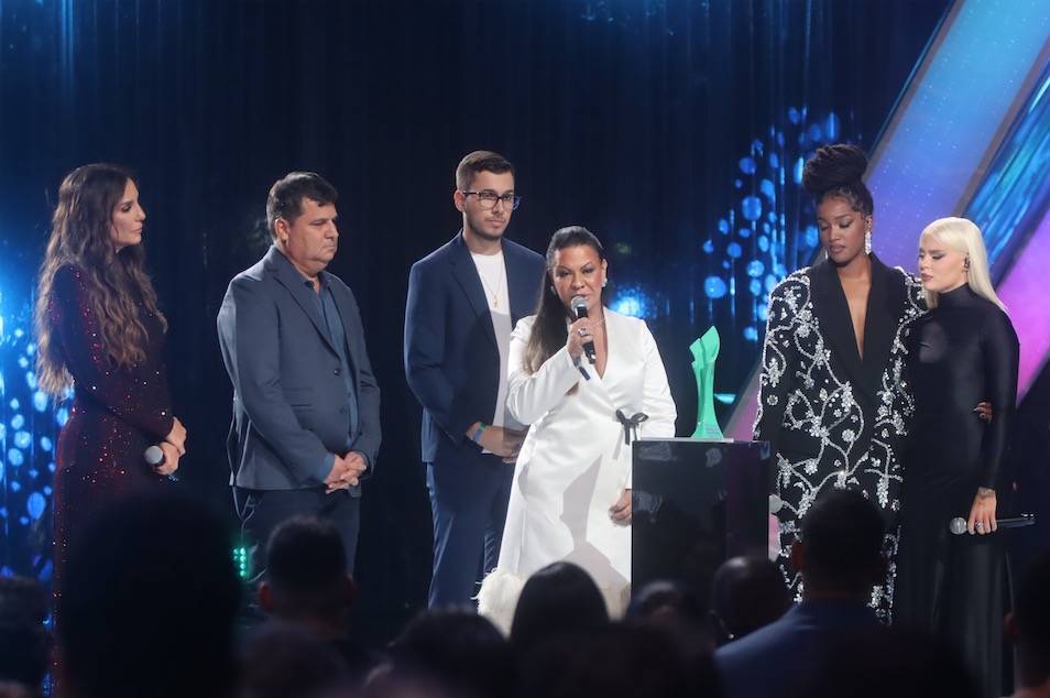 Mãe e irmão de Marília Mendonça recebem prêmio pela cantora: 'seguimos fortes'