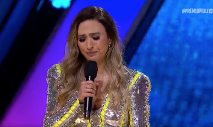 Tatá Werneck chora em homenagem a Paulo Gustavo e Marília no Prêmio Multishow