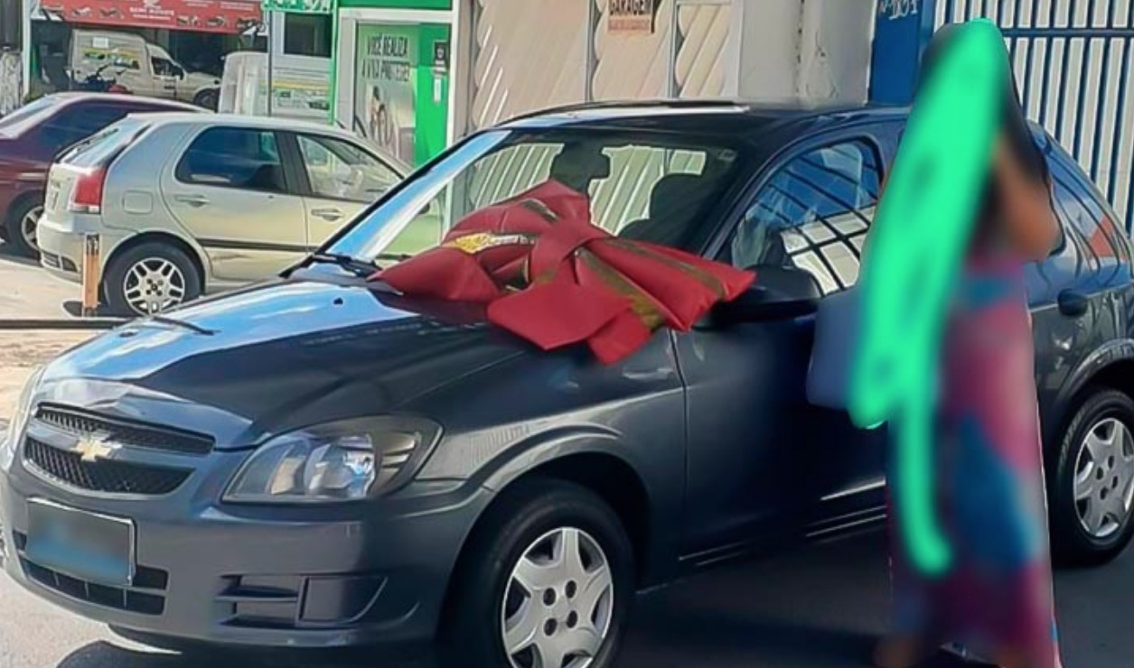 Carro é roubado à mão armada em frente a hospital no Centro de Manaus