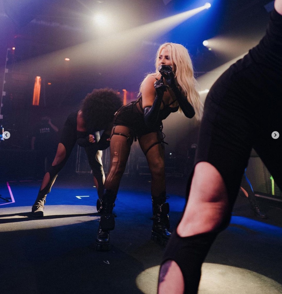 Com Vitão na plateia, Luísa Sonza canta ‘Flores’ e rebola muito em festa de Virginia