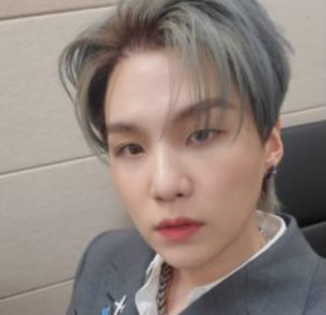 Astro do BTS, SUGA testa positivo para covid-19 na véspera do Natal 