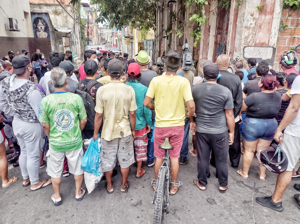 Homem encontrado em saco de lixo em Manaus foi morto com gargalo de garrafa no Natal