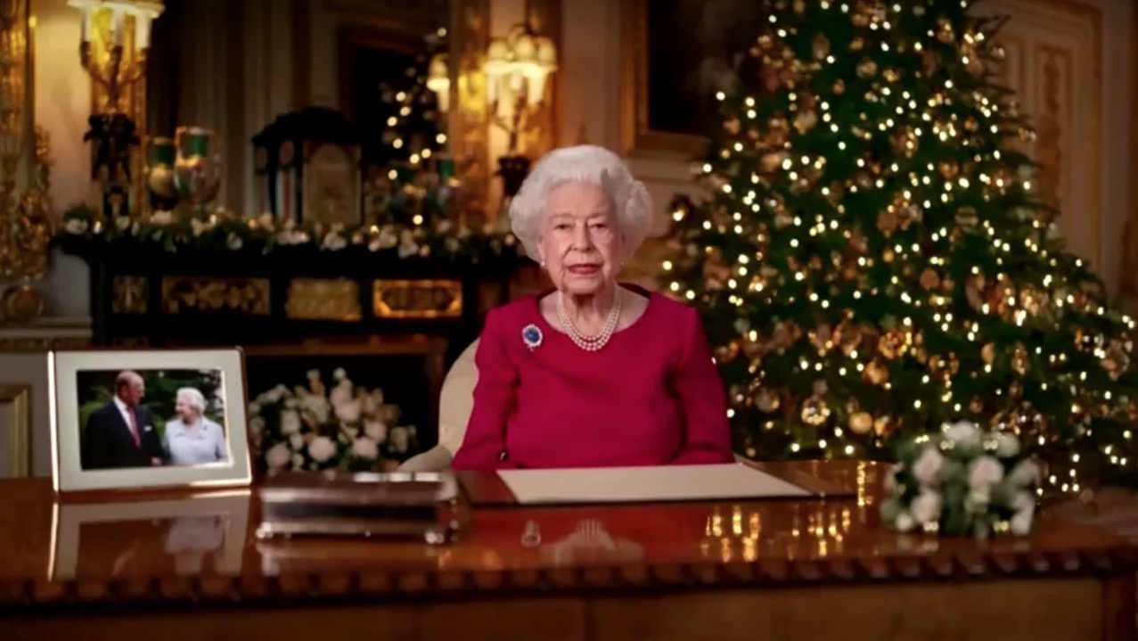 Rainha Elizabeth emociona com mensagem de Natal ao homenagear marido falecido