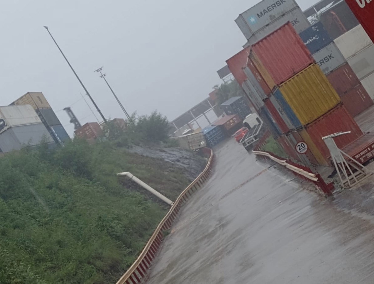 Containers tombam no Porto Chibatão após forte temporal em Manaus