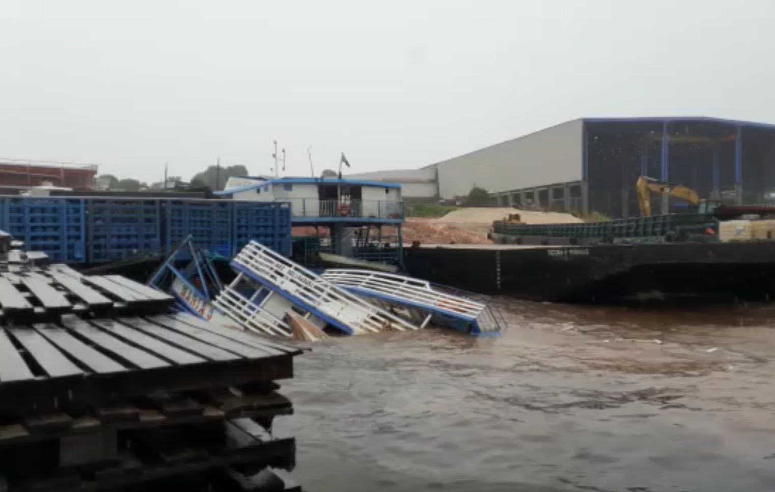 Barco naufraga no Rio Negro durante temporal em Manaus; vídeo