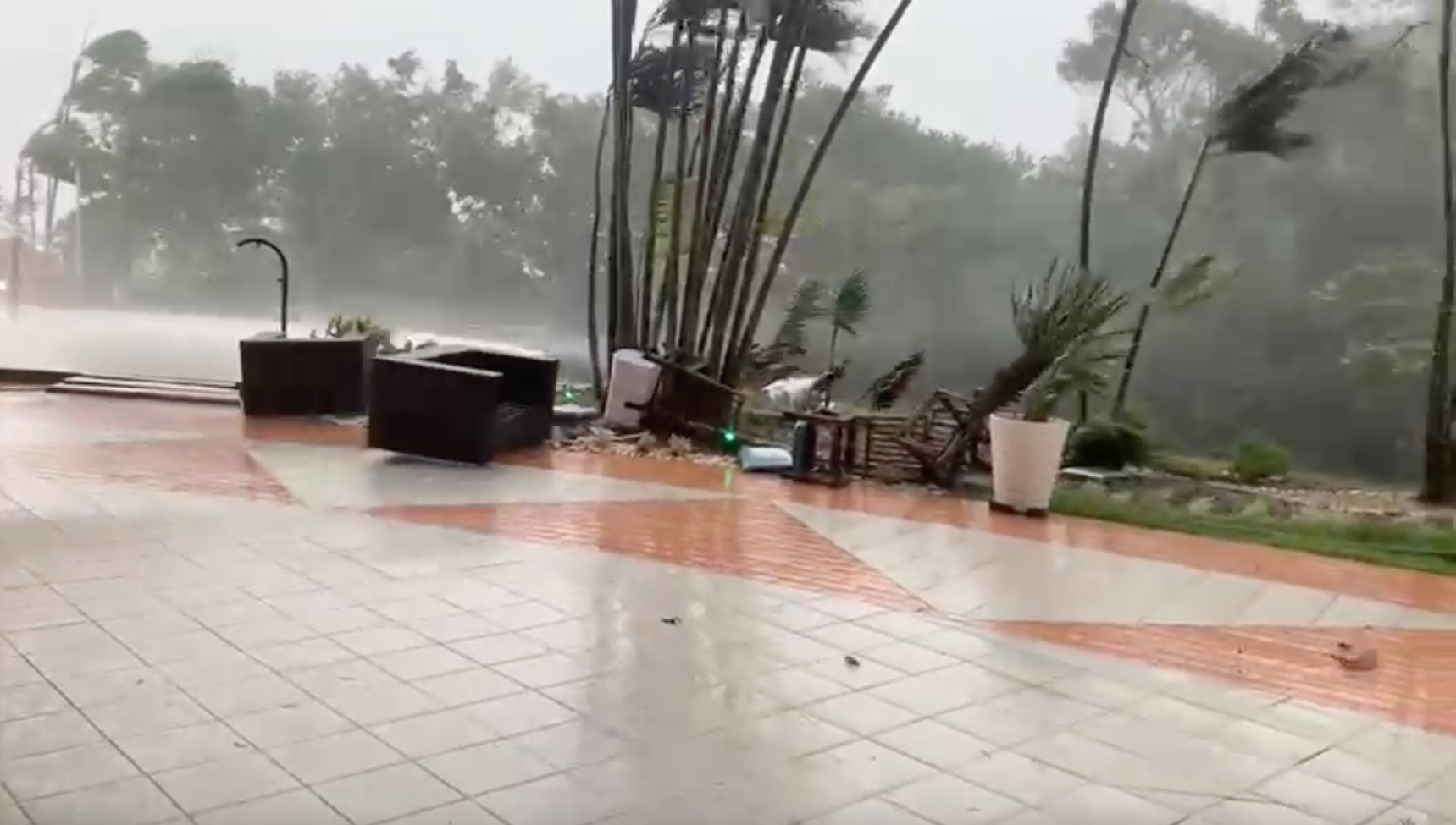 Móveis são arrastados no flat do Tropical Hotel durante temporal em Manaus