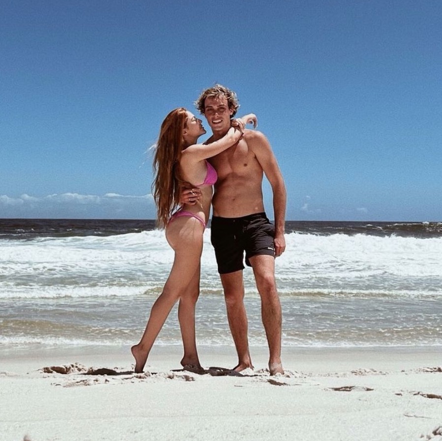 Sarah Poncio posta primeira foto com novo namorado aos beijos na praia