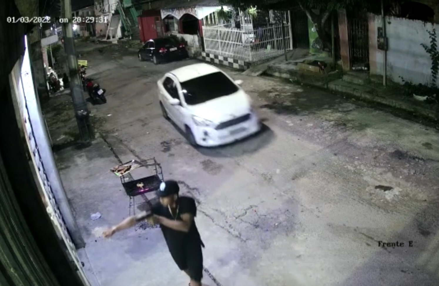 Criminosos fazem arrastão e aterrorizam moradores em comunidade de Manaus; vídeo