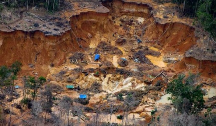 Desvio de combustível da aviação mantém garimpeiros na terra indígena Yanomami, diz PF