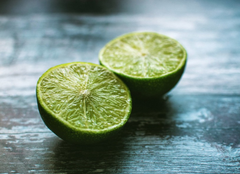 Chá de limão reduz ansiedade e melhora digestão; saiba mais