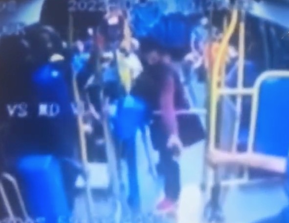 Dupla faz arrastão em 'amarelinho' e deixa passageiros em pânico em Manaus