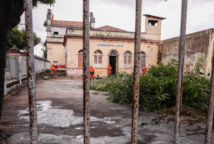 Antiga cadeia pública recebe limpeza para servir de espaço de projetos sociais em Manaus