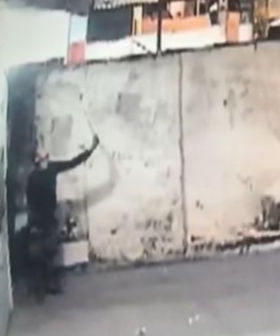 Homem furta fios elétricos de casa e é flagrado por câmera em Manaus 