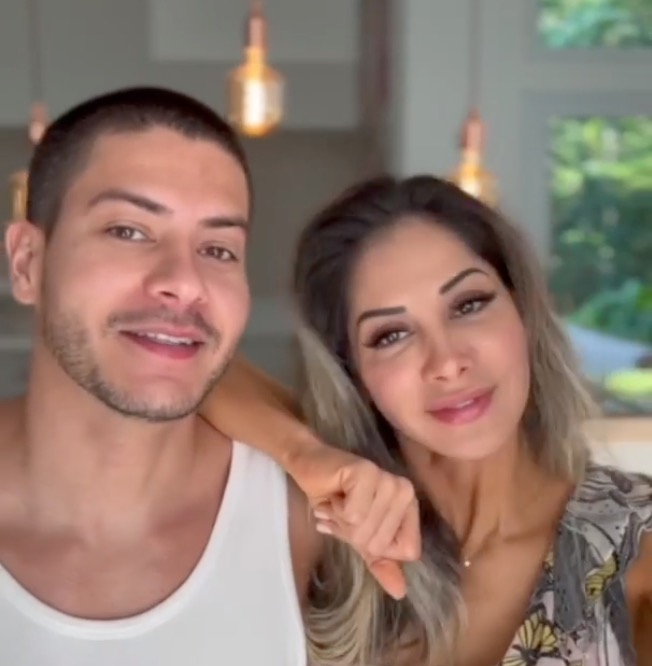 Maíra Cardi revela ter playlist gospel para sexo com Arthur Aguiar 