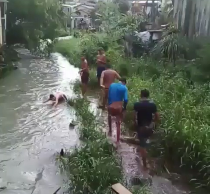 Crianças pulam em igarapé durante chuva em Manaus e vídeo viraliza: ‘covid sai correndo’