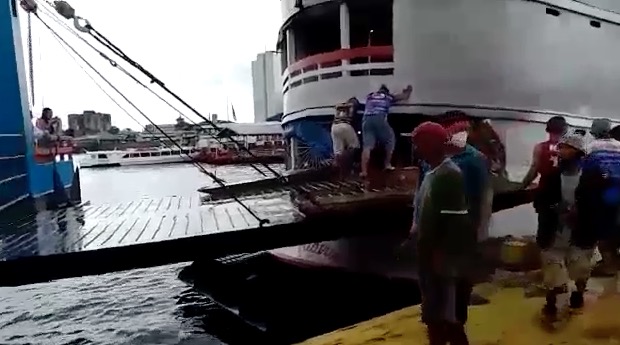 Vídeo mostra acidente entre balsa e barco no Porto de Manaus