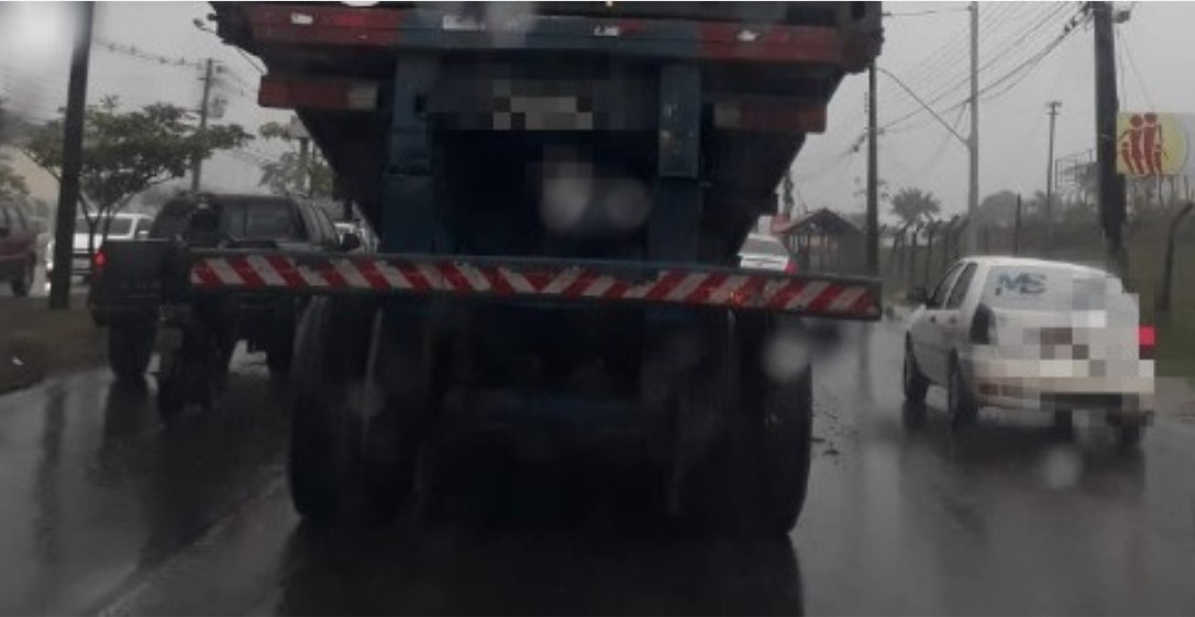 Chuva em Manaus causa deslizamento em barrancos e mais de 20 ocorrências de trânsito