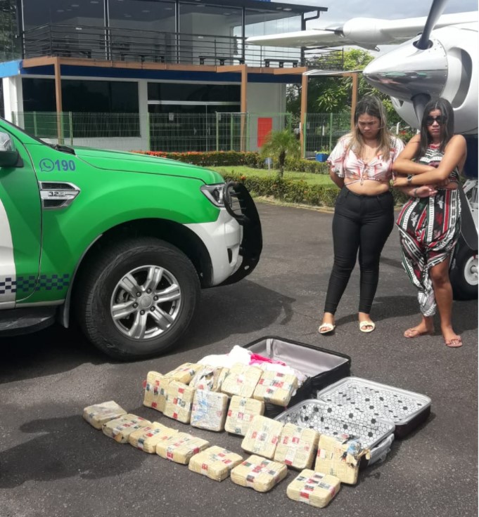 Vídeo: Mulheres são presas com carga de drogas em malas no Aeroclube em Manaus