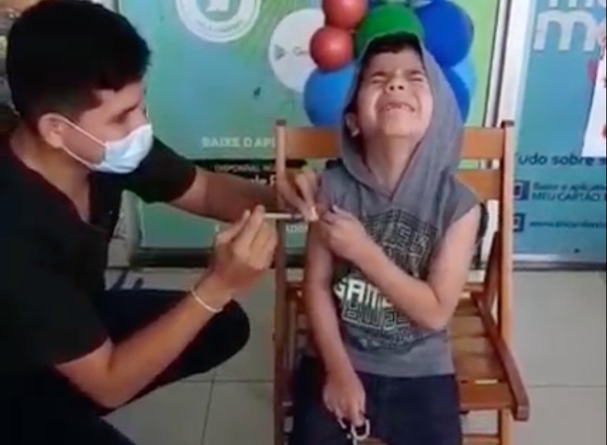 Menino chora ao tomar 1ª dose da vacina e é consolado pelo irmãozinho no Amazonas; vídeo