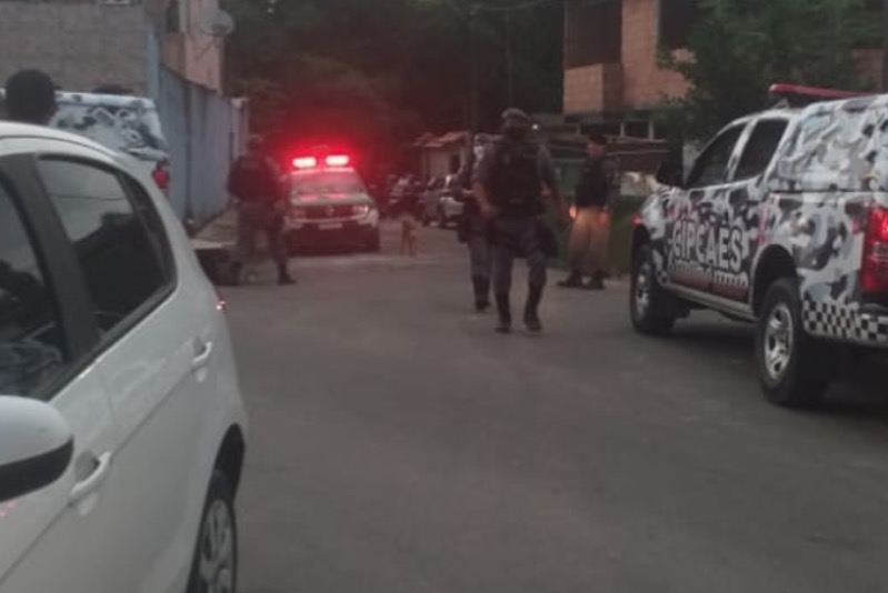 Suspeitos de sequestrarem irmãos durante entrega de sofá são presos em Manaus