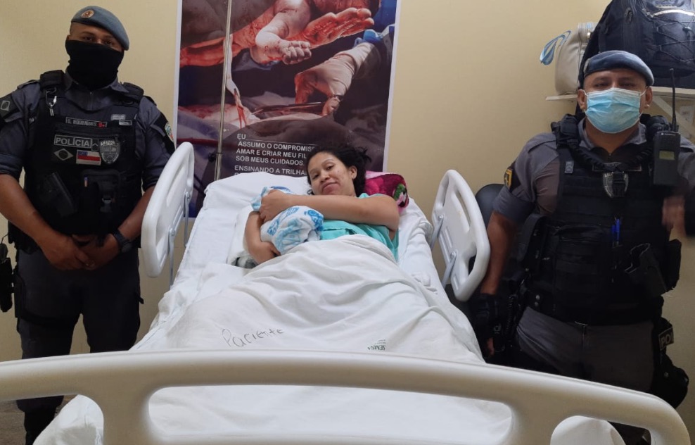 Jovem dá à luz dentro de carro quebrado e recebe ajuda de policiais em Manaus