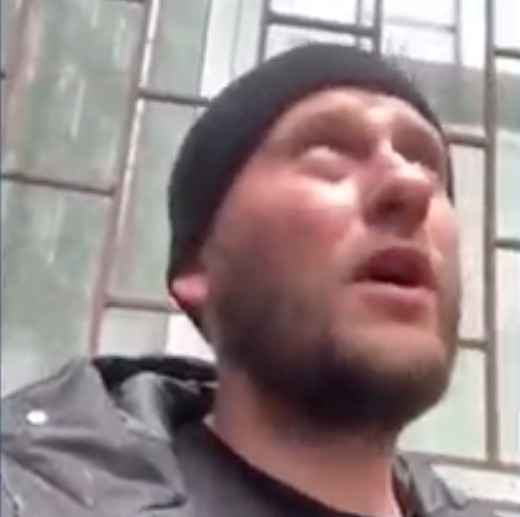 Míssil atinge prédio enquanto voluntário gravava vídeo; cena é impressionante