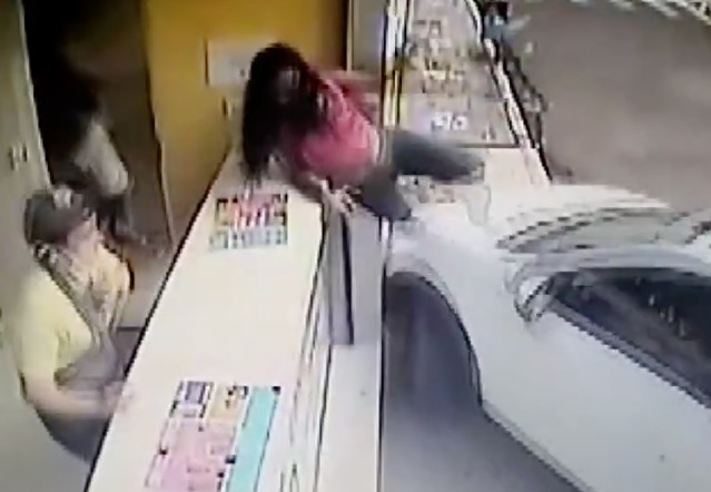 Impressionante! Vídeo mostra jovem escapando de atropelamento de jeito inusitado