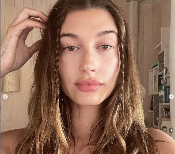 Hailey Bieber publica texto religioso após ser internada com danos cerebrais