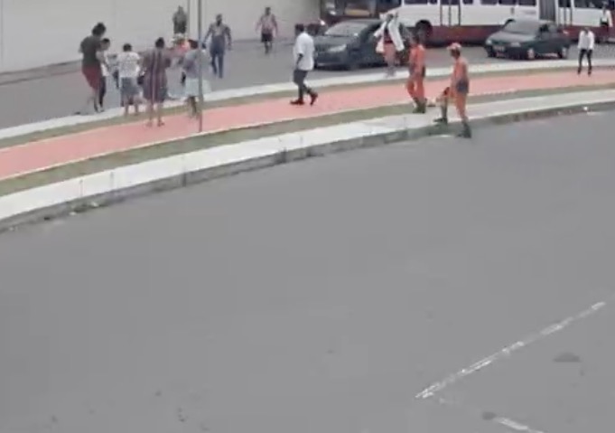 Vídeo mostra menino sendo atropelado ao atravessar avenida em Manaus