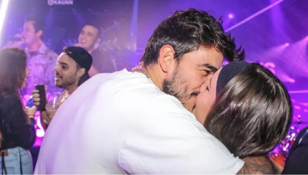 Ex-bbbs Thais Braz e Gui Napolitano assumem namoro com beijão durante festa