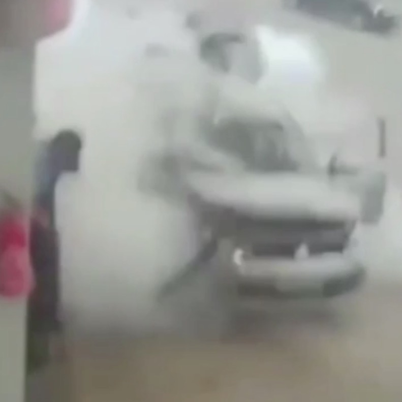 Vídeo: Cilindro de gás explode enquanto carro é abastecido em posto 