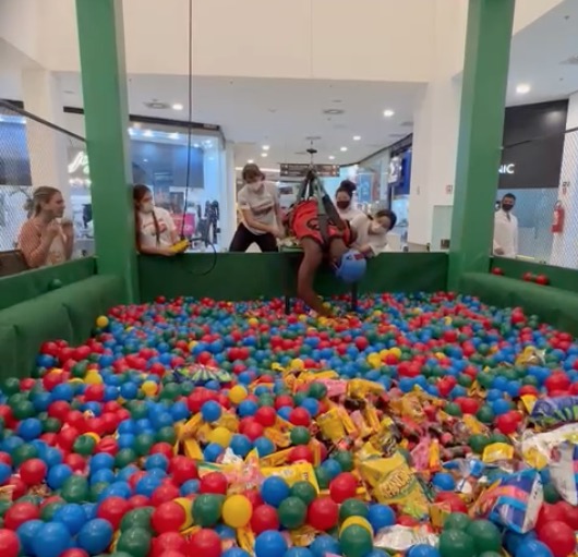 Homem desmaia durante brincadeira no 'Garra Gigante' em Manaus; Vídeo