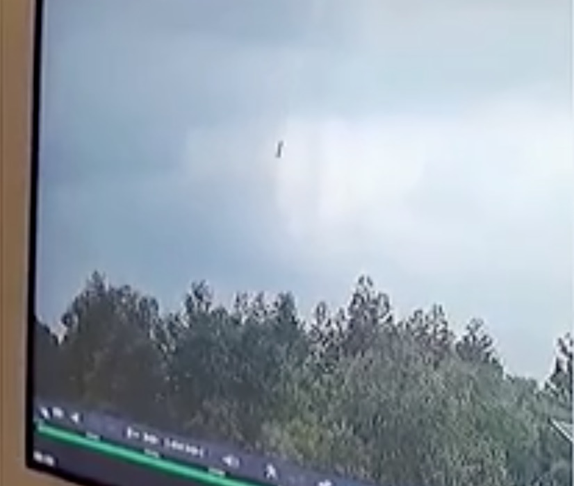 Vídeo impressionante mostra avião com 132 pessoas caindo de bico na China
