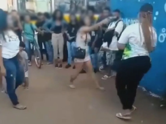 Jovem aponta arma para cabeça de aluna durante briga em escola