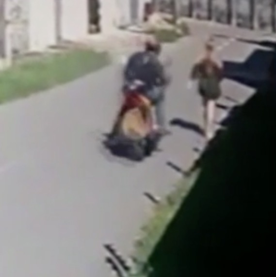 Vídeo: Motociclista é flagrado dando tapa em bunda de mulher na rua