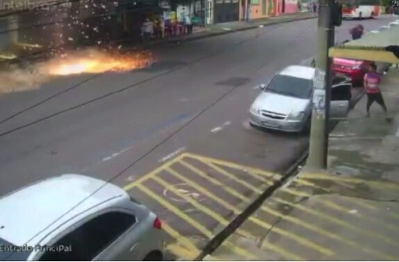 Câmera registra desabamento de casa de alvenaria no Centro de Manaus